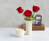 TULIPA – handgefertigte Vase in zartbeiger Engobe