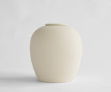 VERNO – handgemaakte eco urne in zacht beige engobe