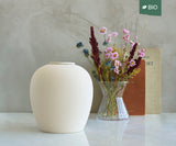 VERNO – handgemaakte eco urne in zacht beige engobe