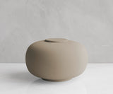 NOMA – handgemaakte eco urne in zandkleurig engobe