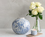 VEDA – handgefertigte Urne aus weiß und blau gesprenkelter Keramik 