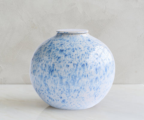 VEDA – handgemaakte urne in wit & blauw gespikkeld keramiek