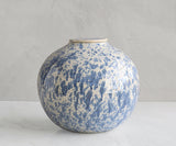 VEDA – handgefertigte Urne aus weiß und blau gesprenkelter Keramik 