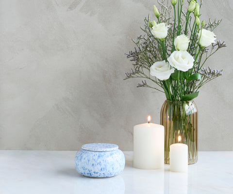 SERES mini – handgemaakte urne in wit & blauw gespikkeld keramiek