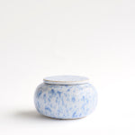 SERES mini – handgemaakte urne in wit & blauw gespikkeld keramiek
