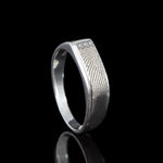 0125-03 Ring met afdruk en 3 pave gezette stenen