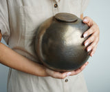 DIONA – handgemaakte urne in koperkleurig metallic keramiek