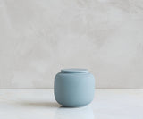 SERES klein – handgemaakte eco urne in grijsblauw engobe