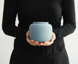 SERES klein – handgemaakte eco urne in grijsblauw engobe