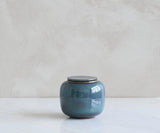 SERES klein – handgemaakte urne in groen & blauw keramiek
