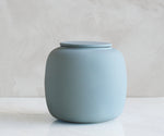 SERES – handgemaakte eco urne in grijsblauw engobe