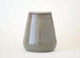 ATHOS – elegante, handgemaakte urne in grijs keramiek (700 ml)